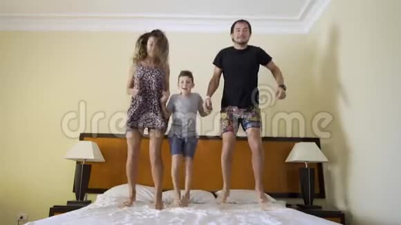 一家人幸福小儿子在家睡觉视频的预览图