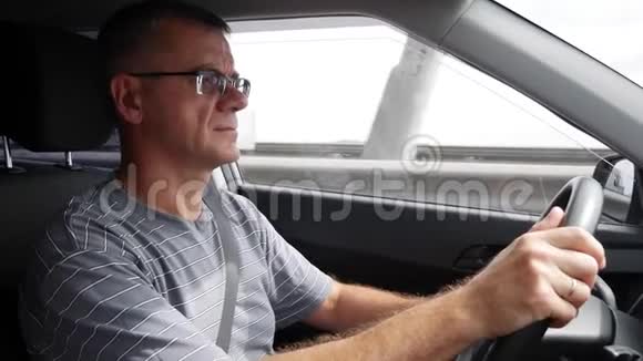 老人在高速公路上开车度假时开车的人4k视频的预览图