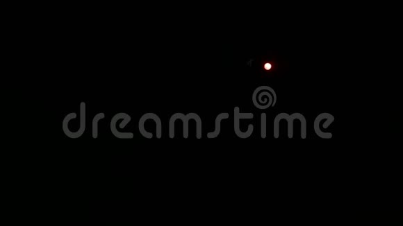 一束红光从聚光灯射向黑暗中的舞台视频的预览图