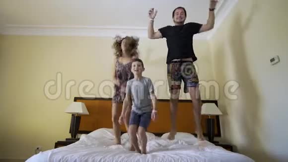 一家人幸福小儿子在家睡觉视频的预览图
