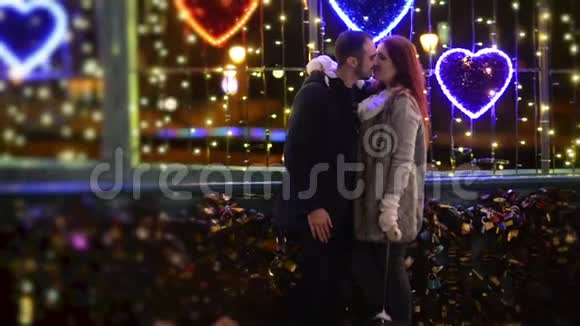 两个情人一起接吻背景上的圣诞灯好心情快乐爱新年快乐视频的预览图