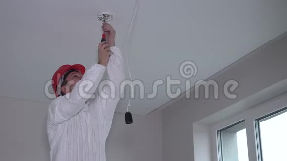 男电工安装烟雾探测器天花板火警视频的预览图