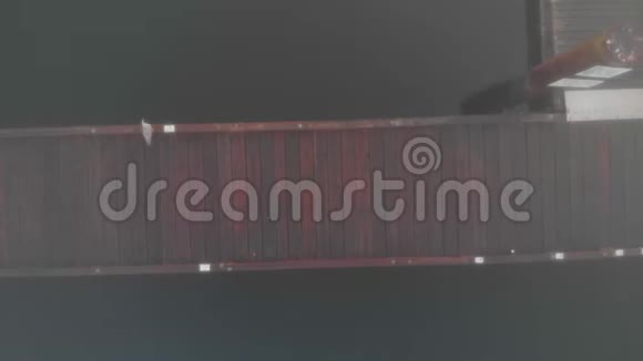 一个被雾包围的木船码头的正面射击视频的预览图