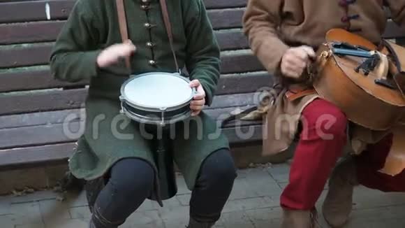 街头音乐家身着古老的东方民族服饰演奏中东传统乐器的音乐视频的预览图