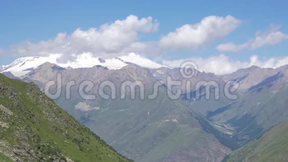 欧洲最高点埃尔布鲁斯山东峡的全景视频的预览图