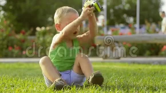 男孩在公园里玩玩具视频的预览图