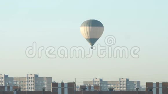 气球飞过早晨的城市视频的预览图