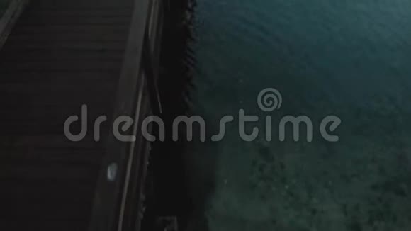 被雾包围的木船码头的飞射视频的预览图