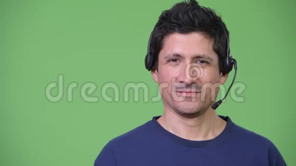 西班牙裔快乐男子担任呼叫中心代表视频的预览图