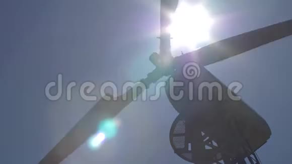 风力涡轮机叶片在蓝天背景下缓慢旋转视频的预览图