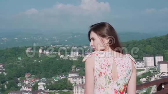 山中城市背景下的女孩画像视频的预览图