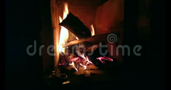 柴火在火箱里燃烧视频的预览图