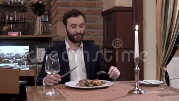 高级餐厅的客人一个坐在套房里的可敬的男人在欣赏这道肉菜视频的预览图
