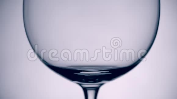 白色背景下的斯隆药水倒入玻璃中视频的预览图