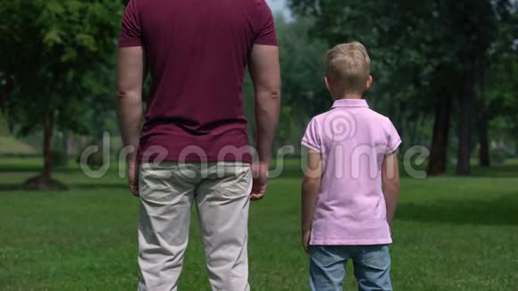 爸爸和男孩牵着手走开了父母和友谊家庭幸福视频的预览图