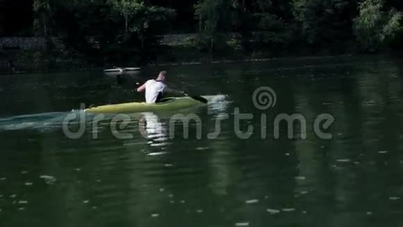 湖上进行独木舟运动视频的预览图