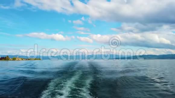 4康斯坦斯湖上船的K视频博登塞船在湖上航行水是水晶般的蓝色它的背后是高高的视频的预览图
