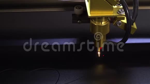 激光雕刻机用红色激光切割黑色塑料机器有金头视频的预览图