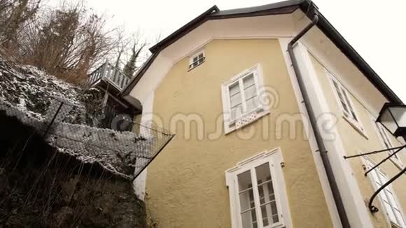 萨尔茨堡一个岩面附近的房子冬季视频的预览图