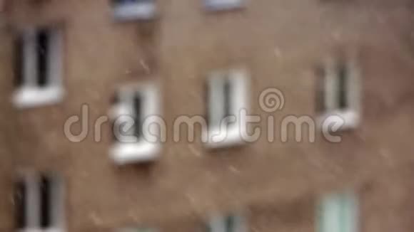 在城里下雪模糊的建筑背景选择性重点视频的预览图