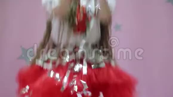一个穿红色衣服的女孩扔出闪亮的粒子聚会和娱乐视频的预览图