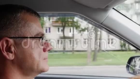 老人在高速公路上开车度假时开车的人4k视频的预览图