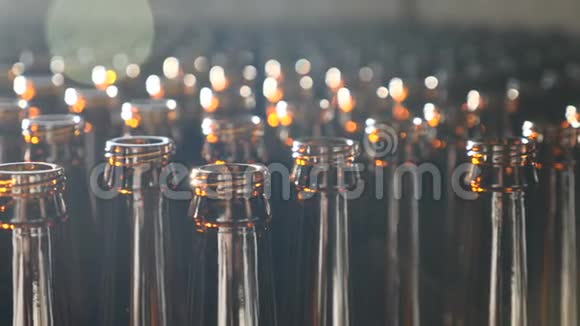 啤酒厂的概念很多开瓶啤酒以4K的速度射击特写视频工艺酿酒厂生产瓶颈的看法视频的预览图