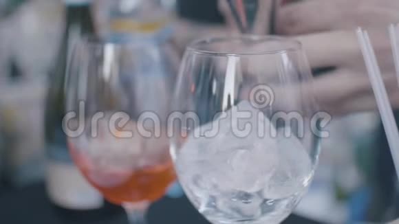 一杯橙色鸡尾酒杯子和冰框架完美的夏日饮品视频的预览图