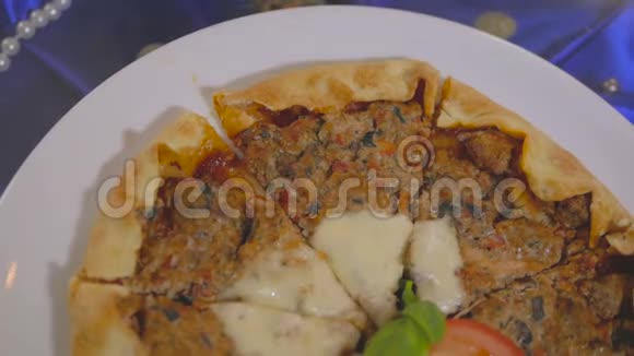传统东方美食的肉饼就在盘子里俯视着视频的预览图