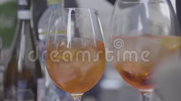 两杯橘子饮料的软焦框架新鲜夏季鸡尾酒视频的预览图