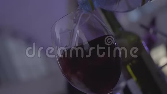 一杯红尾酒酒瓶附近有红色水果框架关门视频的预览图