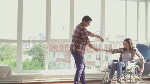 男人和一个坐轮椅的残疾女孩跳舞慢节奏视频的预览图