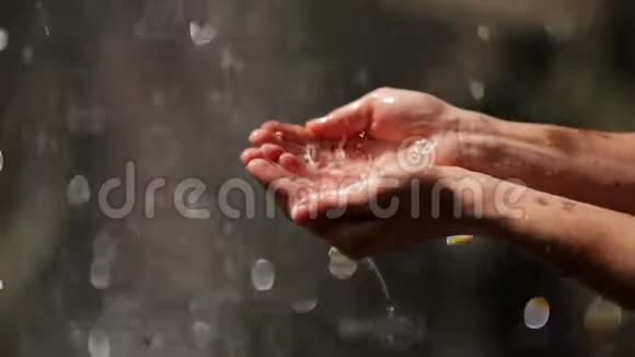 水滴在女人手水是生命之源视频的预览图