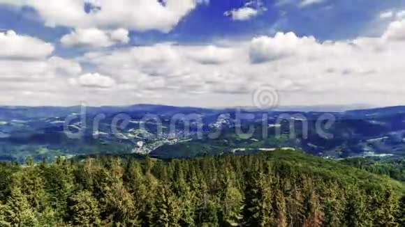从波兰的Czantoria山顶看西里西亚贝斯凯兹山脉时间推移视频50fps视频的预览图