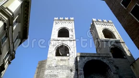 旧城中世纪建筑的底部视图行动蓝天背景的石雕建筑视频的预览图