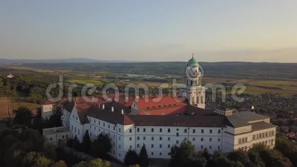 匈牙利的潘农哈拉马本尼迪克特修道院视频的预览图