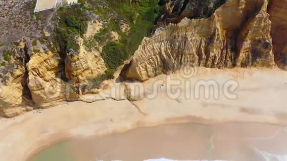 葡萄牙富拉多海滩陡峭的悬崖鸟瞰图视频的预览图