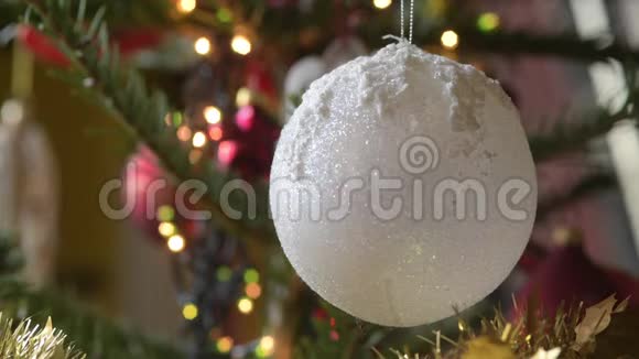 圣诞树上的雪球装饰视频的预览图