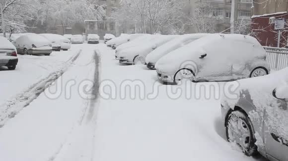 白雪覆盖的汽车视频的预览图