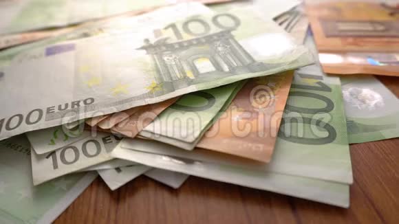 手在数欧元钞票数钱收入欧元钞票放在桌子上系统损坏商业和金融概念欧元视频的预览图