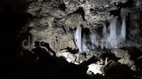 洞窟中的冰柱视频的预览图