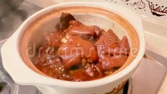 陶工在锅上用棕色酱汁炖视频的预览图