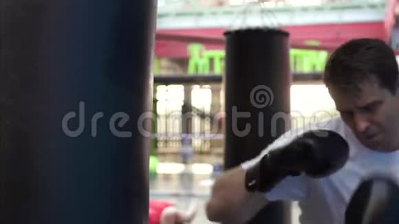 拳击手在健身房的一个拳击袋上做一些锻炼慢节奏视频的预览图