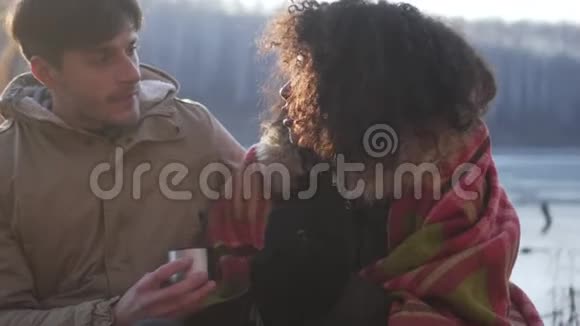 一对夫妇在寒假期间在冰湖边玩视频的预览图