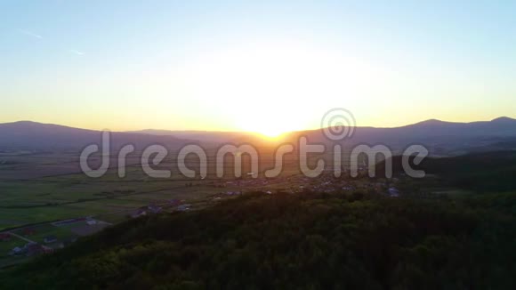 夕阳西下的山景视频的预览图