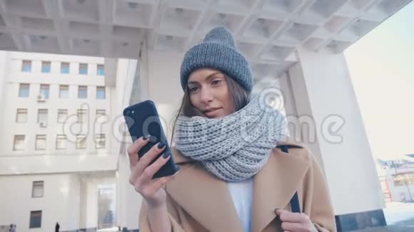 在城市背景下穿着时尚服装的年轻有魅力的女性在户外运动时的特写镜头视频的预览图