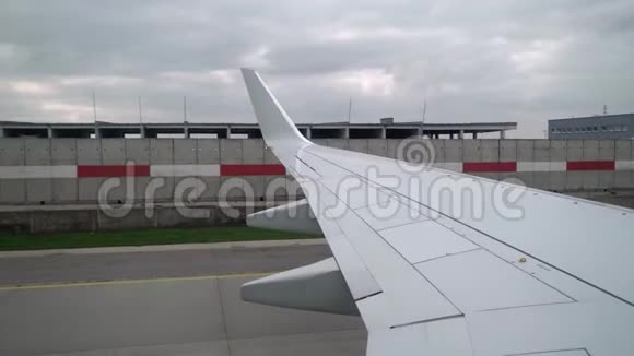 机场的飞机出租车视频的预览图