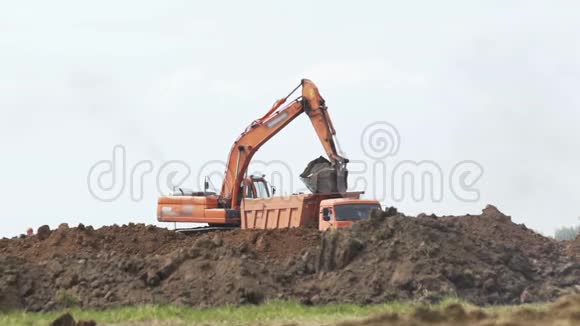 挖掘机在施工现场装载运输卡车视频的预览图