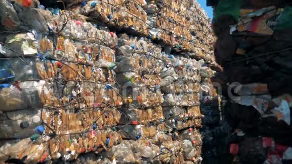 一堆垃圾被绑起来关起来回收工厂在垃圾场存放大量的垃圾视频的预览图