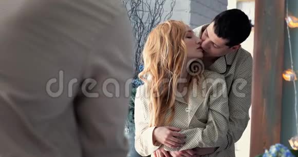 夫妻拥抱亲吻视频的预览图